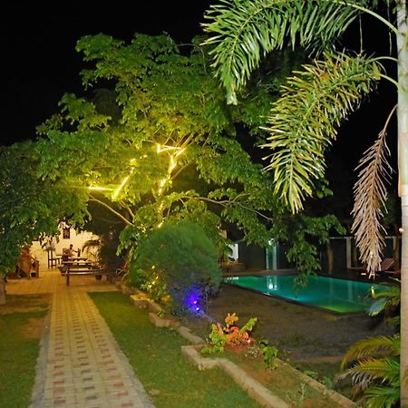 Lily Resort 达瓦拉维 外观 照片