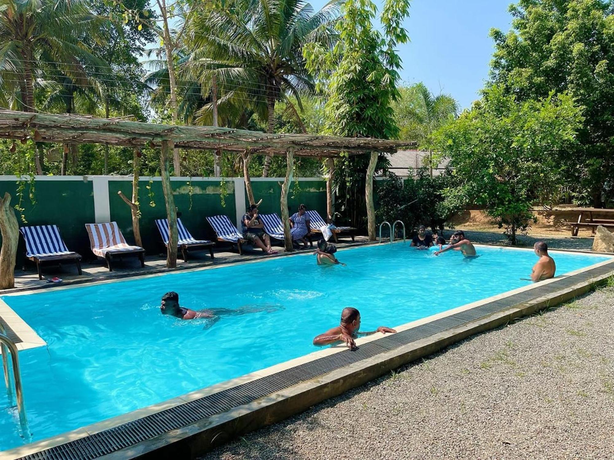 Lily Resort 达瓦拉维 外观 照片